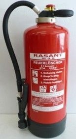 Ein roter Feuerlöscher mit Schlauch und einer Anleitung zur Bedienung und Sicherheit