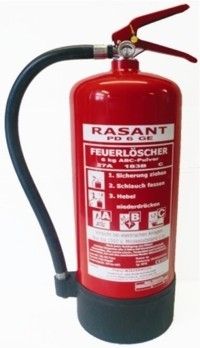Roter Feuerlöscher mit schwarzem Schlauch und Sicherheitsnadel, mit Hinweisschildern zur Verwendung und Brandklassifizierung